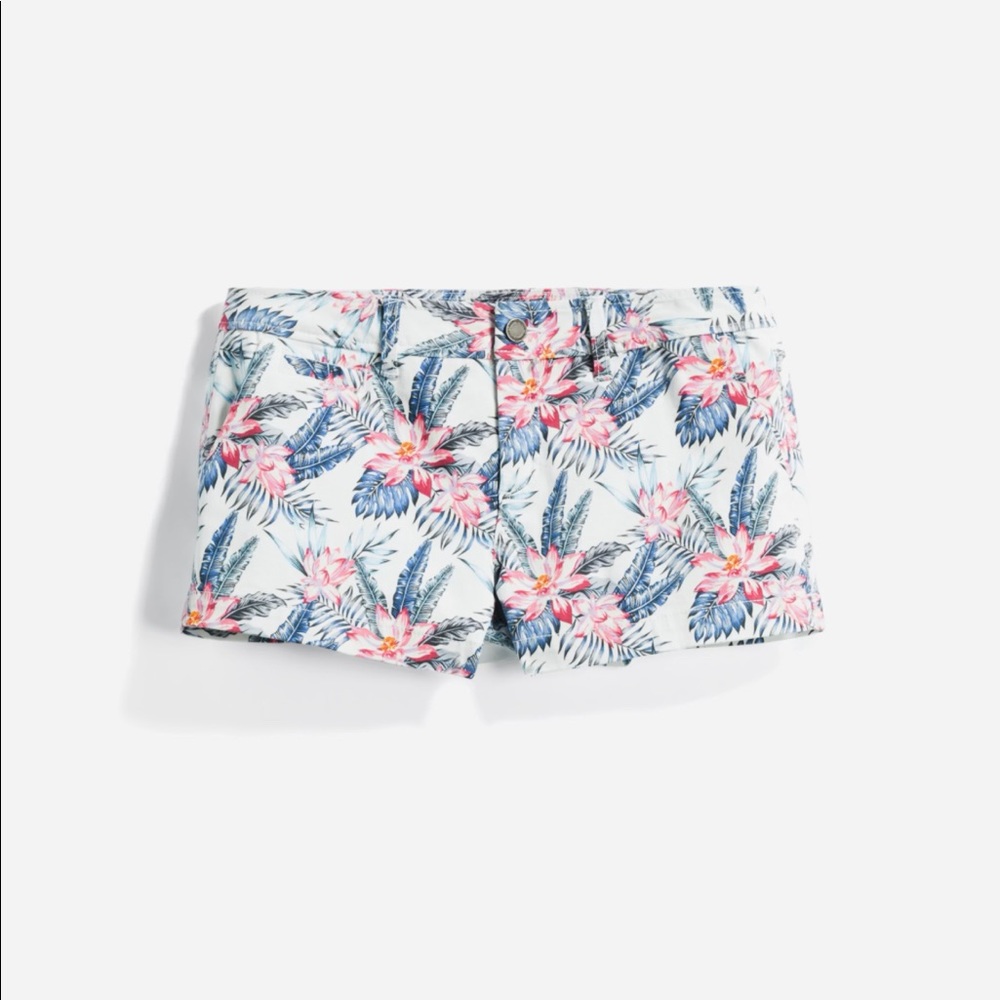 Lorraine White with Print Short